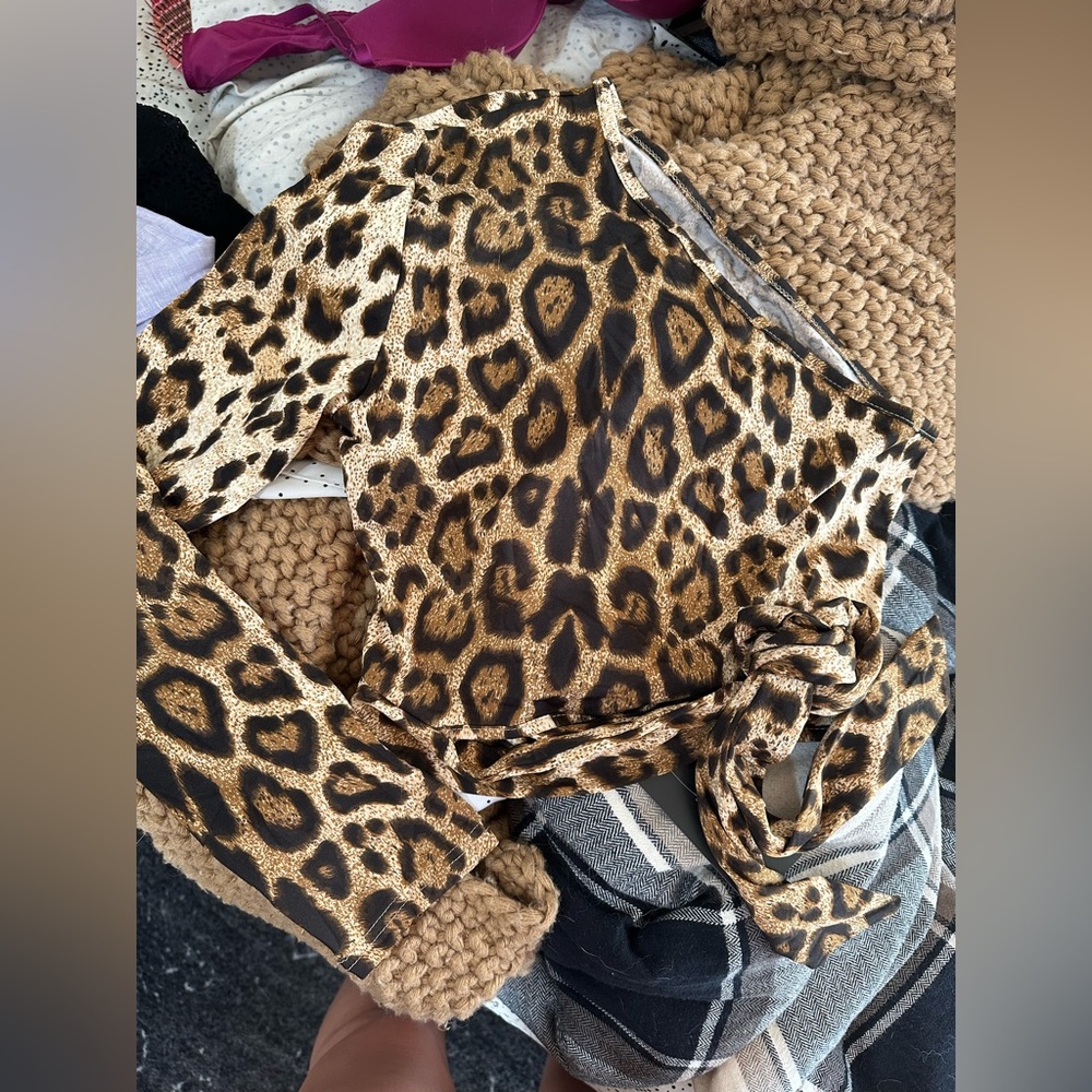 💐 Kara & Kate one shoulder Leopard LS shirt. Size S